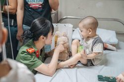 Mang niềm vui Tết thiếu nhi 1/6 đến với bệnh nhi khó khăn