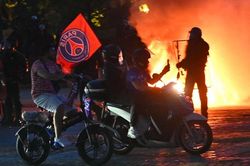 Cảnh Paris hỗn loạn trong đêm PSG đăng quang Champions League