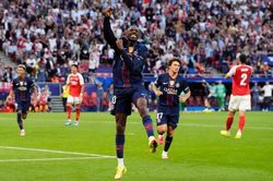 Cảnh Paris hỗn loạn trong đêm PSG đăng quang Champions League