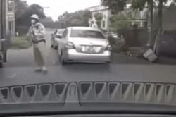 Cái kết với 'thầy dạy lái xe' điều khiển ô tô đi sai làn đường cãi CSGT rồi đăng clip lên mạng