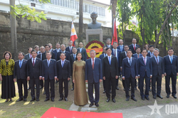 Tổng Bí thư, Chủ tịch nước Tô Lâm dâng hoa tại Tượng đài Chủ tịch Hồ Chí Minh ở Philippines