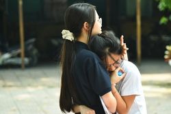 Sĩ tử Hà Nội bật khóc nức nở sau môn Toán kỳ thi lớp 10