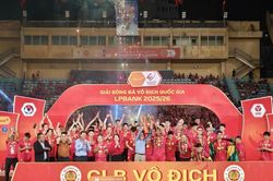 Quả bóng bạc Đình Bắc tỏa sáng trong ngày CAHN nâng cúp V-League
