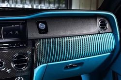 [GALLERY] Rolls-Royce Cullinan siêu sang có bản phối màu độc quyền 'Vân Lam'