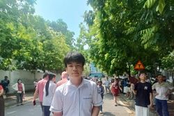 Thí sinh Hà Nội rời phòng thi với nhiều cung bậc cảm xúc