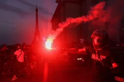 Chùm ảnh: Cổ động viên PSG ăn mừng vô địch Champions League trong hỗn loạn