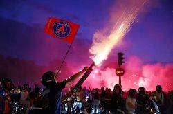 Chùm ảnh: Cổ động viên PSG ăn mừng vô địch Champions League trong hỗn loạn