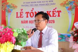 Vừa trông em, cô học trò lớp 4 người Thái vẫn giành 12 giải thưởng