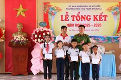 Vừa trông em, cô học trò lớp 4 người Thái vẫn giành 12 giải thưởng
