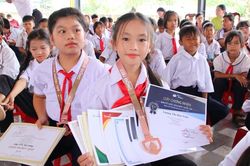 Vừa trông em, cô học trò lớp 4 người Thái vẫn giành 12 giải thưởng