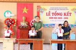Vừa trông em, cô học trò lớp 4 người Thái vẫn giành 12 giải thưởng