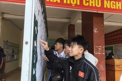 Hơn 3.300 thí sinh 'đội mưa' làm thủ tục dự thi vào lớp 10 tại Đắk Lắk