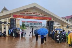 Hơn 3.300 thí sinh 'đội mưa' làm thủ tục dự thi vào lớp 10 tại Đắk Lắk