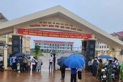 Hơn 3.300 thí sinh 'đội mưa' làm thủ tục dự thi vào lớp 10 tại Đắk Lắk