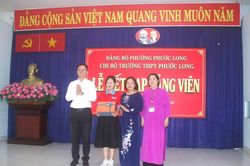 Nữ sinh lớp 12 xúc động khi được kết nạp Đảng trước kỳ thi tốt nghiệp
