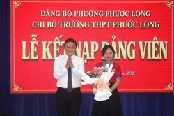 Nữ sinh lớp 12 xúc động khi được kết nạp Đảng trước kỳ thi tốt nghiệp