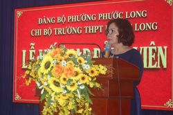 Nữ sinh lớp 12 xúc động khi được kết nạp Đảng trước kỳ thi tốt nghiệp