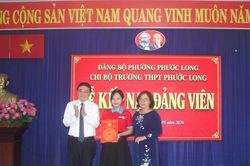 Nữ sinh lớp 12 xúc động khi được kết nạp Đảng trước kỳ thi tốt nghiệp