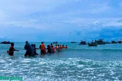 Đồn Biên phòng Hòn Sơn hỗ trợ trục vớt, lai dắt phương tiện bị sóng đánh chìm