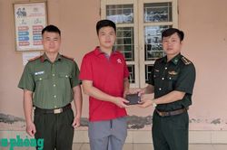 Cán bộ Biên phòng nhặt được của rơi trả lại người mất