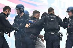 Cổ động viên PSG đập phá, dùng súng tấn công cảnh sát trong đêm đội nhà đăng quang