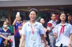 Sĩ tử Hà Nội thi môn Toán vào lớp 10, cập nhật giải đề