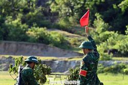 Xem tân binh Biên phòng 'vượt nắng' thao trường thực hiện kiểm tra '3 tiếng nổ'