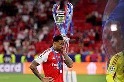 Declan Rice bảo vệ hai cầu thủ Arsenal sút hỏng luân lưu