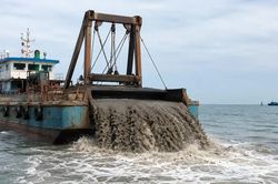 Vì sao Quảng Trị quyết định nhận chìm hơn 1,2 triệu m³ vật chất nạo vét xuống biển?