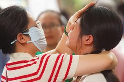 Thí sinh 'bật khóc' vì đề Toán lớp 10 Hà Nội khó hơn năm ngoái