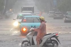 Mưa lớn gây ngập nhiều tuyến đường ở Nha Trang
