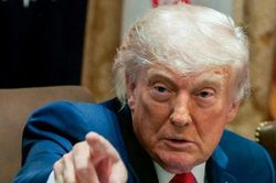 Ông Trump chỉ trích loạt nghệ sĩ