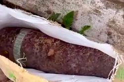 Người đàn ông mang đầu đạn cối tới trụ sở công an