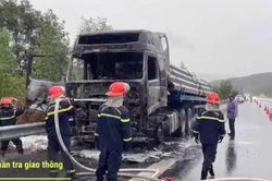 Xe đầu kéo bất ngờ bị cháy rụi trên cao tốc Nha Trang - Cam Lâm