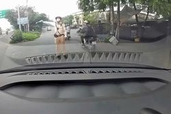 Vụ người đi ô tô hỏi CSGT 'em có biết anh không': Tài xế bị phạt 19 triệu đồng