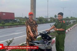 Công an phường tìm lại xe máy cho người dân sau tai nạn trong đêm mưa