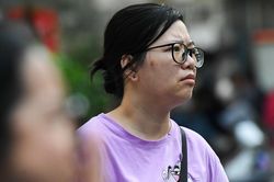 Con học thêm 2 lớp Toán, phụ huynh vẫn đứng ngồi không yên ngoài điểm thi