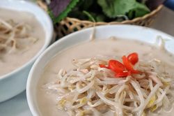 Món 'nửa nộm, nửa bánh đúc' giá 25.000 đồng, khách ưa thích trong ngày hè Hà Nội