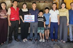 Trao hơn 68 triệu đồng đến người cha bị suy thận giai đoạn cuối tại Quảng Trị