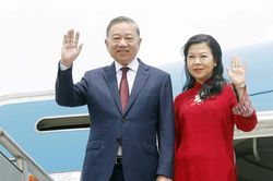 Tổng B&iacute; thư, Chủ tịch nước v&agrave; phu nh&acirc;n đến Manila, bắt đầu thăm Philippines