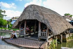 Giữa nắng nóng, cây cầu cổ 700 năm tuổi hút người dân đến hóng mát
