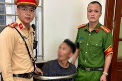 Người đàn ông cầm bồ cào đập phá ô tô trên phố ở Hà Nội
