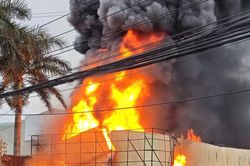 Kho phế liệu ven quốc lộ 1 ch&aacute;y ng&ugrave;n ngụt, lan sang tiệm sửa xe m&aacute;y
