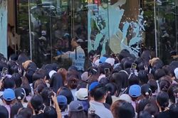 Sự kiện của diễn viên Trương Lăng Hách hỗn loạn, fan chen lấn làm vỡ cửa kính