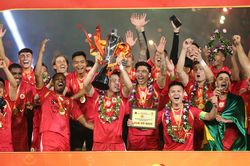 Khoảnh khắc CAHN nâng Cúp vô địch V-League đầy cảm xúc