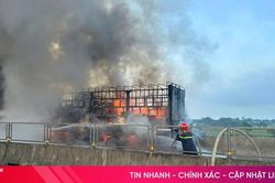 Xe tải cháy ngùn ngụt trên cao tốc ở Hà Tĩnh