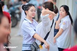 Những khoảnh khắc ngóng con 'vượt vũ môn' kỳ thi vào lớp 10 ở Thủ đô