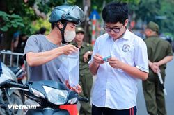 Những khoảnh khắc ngóng con 'vượt vũ môn' kỳ thi vào lớp 10 ở Thủ đô