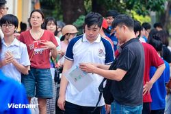 Những khoảnh khắc ngóng con 'vượt vũ môn' kỳ thi vào lớp 10 ở Thủ đô