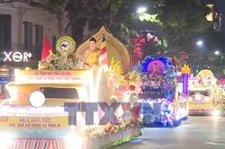 Đông đảo Phật tử đón rước Xá lợi Phật tại chùa Quán Sứ
